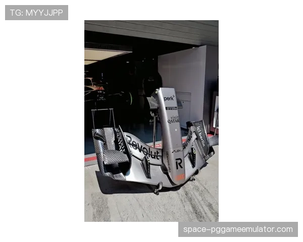 退赛车手博托莱托在维修区凝视赛道，奥迪厂队首秀遭遇机械故障